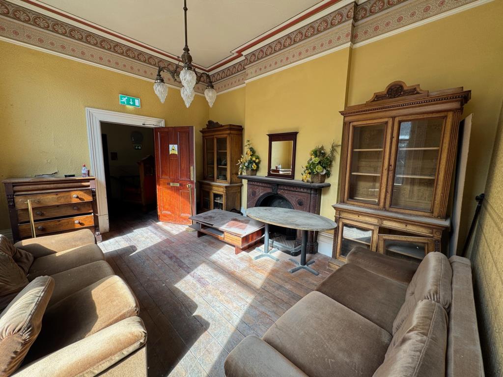 Lot: 112 - ICONIC & HISTORIC PERIOD HIGH STREET BUILDING WITH POTENTIAL - The Mayors lobby
